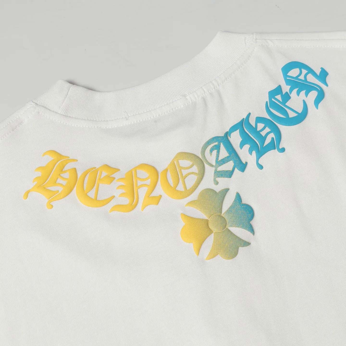 🅿️180 CHROME HEARTS/Chrome Heart CH gradient foam printed short-sleeved T-shirt The fabric is made of 280g heavy combed cotton, customized with 32 count 1*1 threads. The ready-made garments are washed twice. The fabric is comfortable and skin-friendly without any strange feeling. It is custom-dyed fabric with high textile density and good drape. It is not easy to deform. The thick texture and compact spinning process will not affect the breathability of the fabric. The saturation of the color is very high. Imported digital direct-injection printing technology. A versatile and good-looking short sleeve. The loose fit covers the flesh and looks slim. Size: XS-L